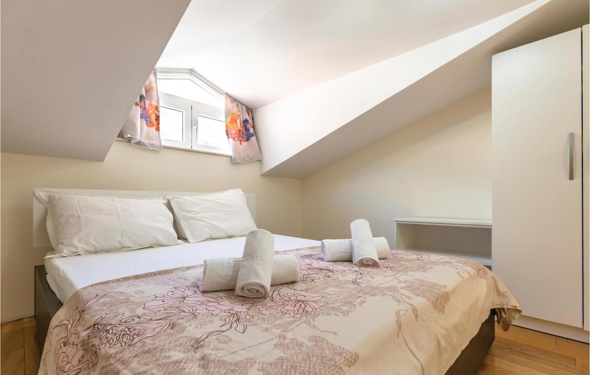 Lovely Apartment In Makarska With Kitchenette エクステリア 写真