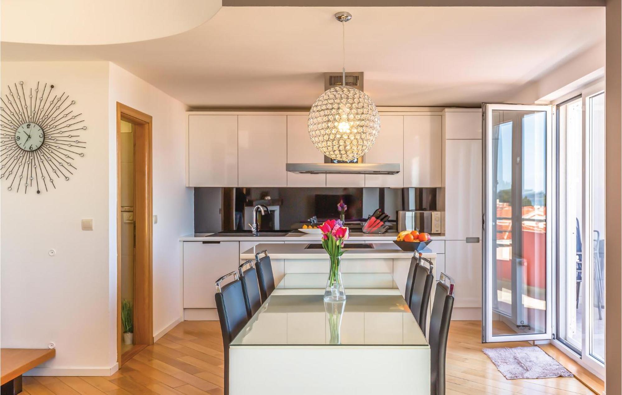 Lovely Apartment In Makarska With Kitchenette エクステリア 写真